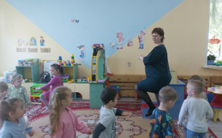 Вместе весело играем – нашу дружбу укрепляем! Вместе весело играем – нашу дружбу укрепляем!.