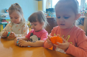 Ну а мы не унываем, вместе радостно играем! Ну а мы не унываем, вместе радостно играем!.